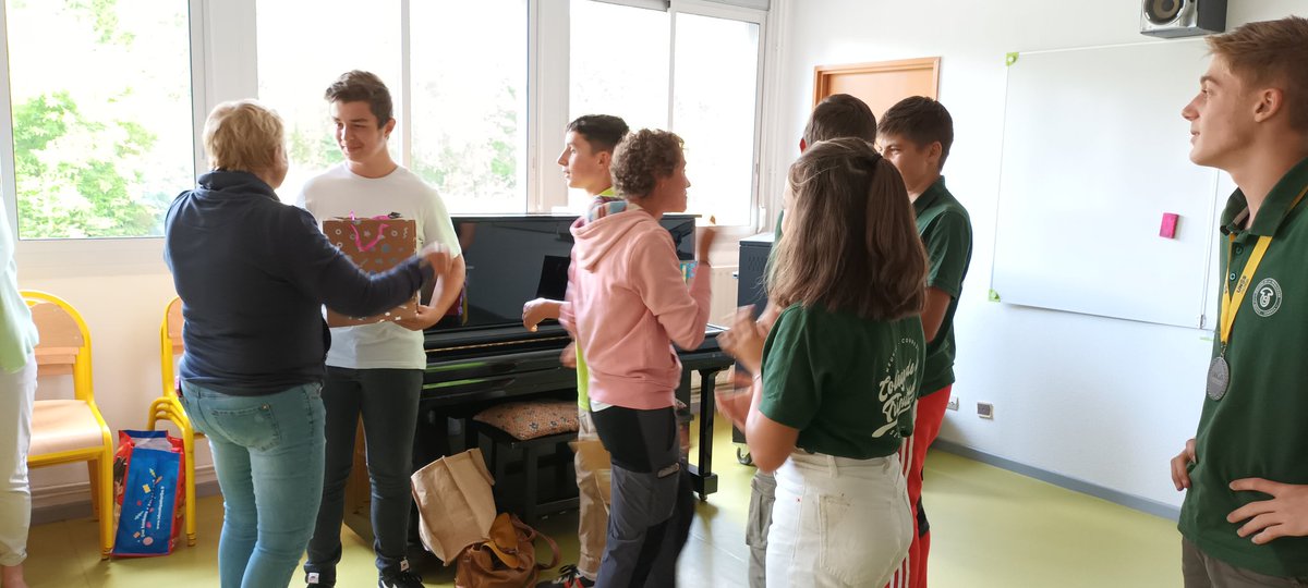 triouzoune's tweet photo. Moment convivial au collège @triouzoune @DSDEN19 @aclimoges pour fêter les vice-champions de France de Golf et remercier parents, accompagnateurs et sponsors https://t.co/WcChQElSB3