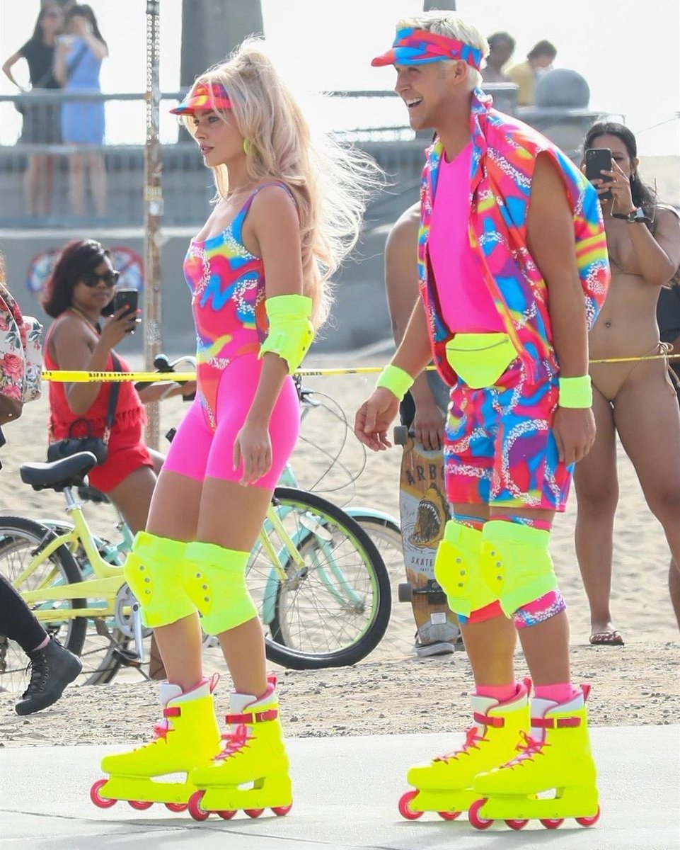 cinemascuro's tweet photo. Margot Robbie and Ryan Gosling rolling around Venice Beach behind the scenes of Barbie (2023) 🎀 https://t.co/FzVqrVl0wP