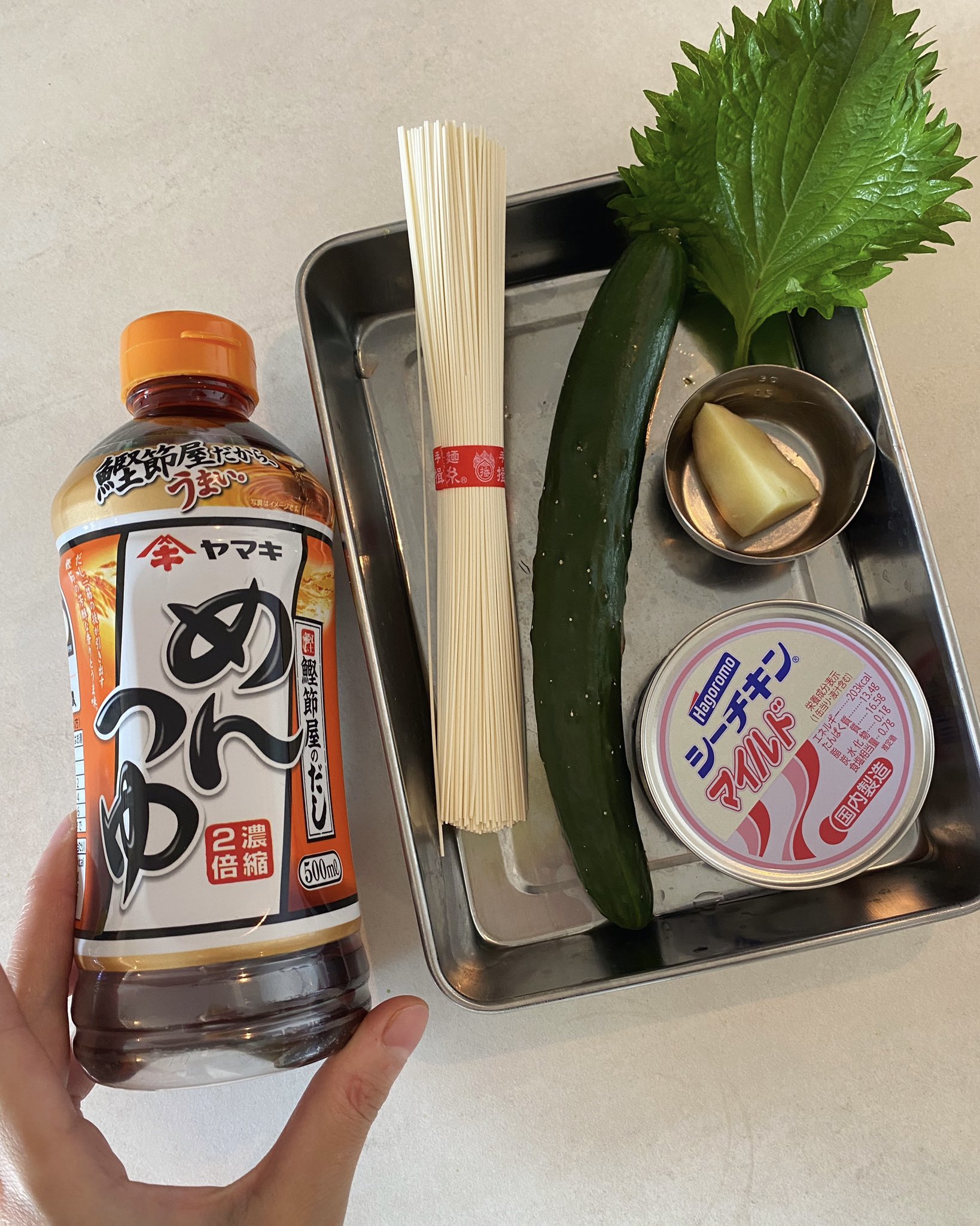 長谷川あかり からだのほてりを冷ましたくて おろしきゅうりとツナのそうめんを おろしきゅうり 1本分とおろし生姜小さじ1 2 刻んだ紫蘇1 2枚 めんつゆ大さじ1 2 塩ひとつまみを混ぜてしっかり冷やす 素麺を器に盛り ツナ缶1 2と一緒に盛り付けるだけ