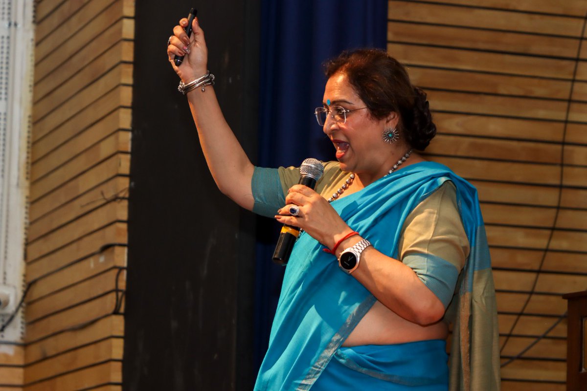 dcindore's tweet photo. Principal Dr( Ms) Gunmeet Bindra addressed the parents of day scholars on Monday evening. It was an extremely vibrant session with evident vistas of the new vision and parents’ active participation in the distinctive interaction. #ParentInteraction #vibrantsession #positivevibes https://t.co/mnx1Y8M1tF