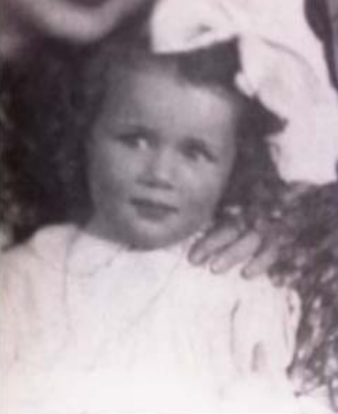 AuschwitzMuseum's tweet photo. 28 June 1940 | A French Jewish girl, Sarah Zilberstein, was born in Le Mans.

On 21 August 1942 she was deported from Drancy to #Auschwitz. After the selection she was murdered in a gas chamber. https://t.co/yEA2PAYJjA