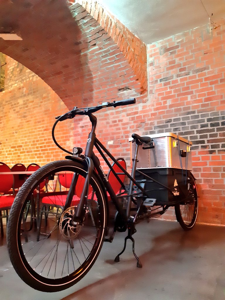 LehrstuhlEMV's tweet photo. Der Transport unseres Workshop-Equipments per Lastenrad für die #MINTTage der @Ottostadt in der @FestungMark hat schon mal gut geklappt.
Jetzt noch rasch aufbauen, dann sind wir gleich einsatzbereit. #MagdeMINT #OttoMagMINT #MINTmachen https://t.co/nnB0hLiLNf