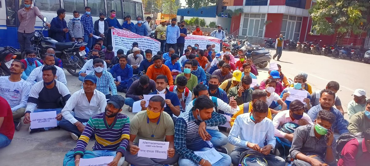 AkashPacherwall's tweet photo. #JUSTICE_FOR_TECHNICIAN रेलवे हमारी मजबूरी को अपंग ना बनाए हमने अपने दम खम पर रेलवे के सभी मापदंड को उत्तीर्ण किया है फिर भी हम हताश हुए बैठे है किसी भी धर्म ग्रंथ में ये ऐसा अन्याय नहीं होता एक नियम के हिसाब से मजदूर को भी उसकी मजदूरी उसके पसीना सूखने से पहले मिल जानी चाहिए🙏 https://t.co/uD5ZRP1Mek