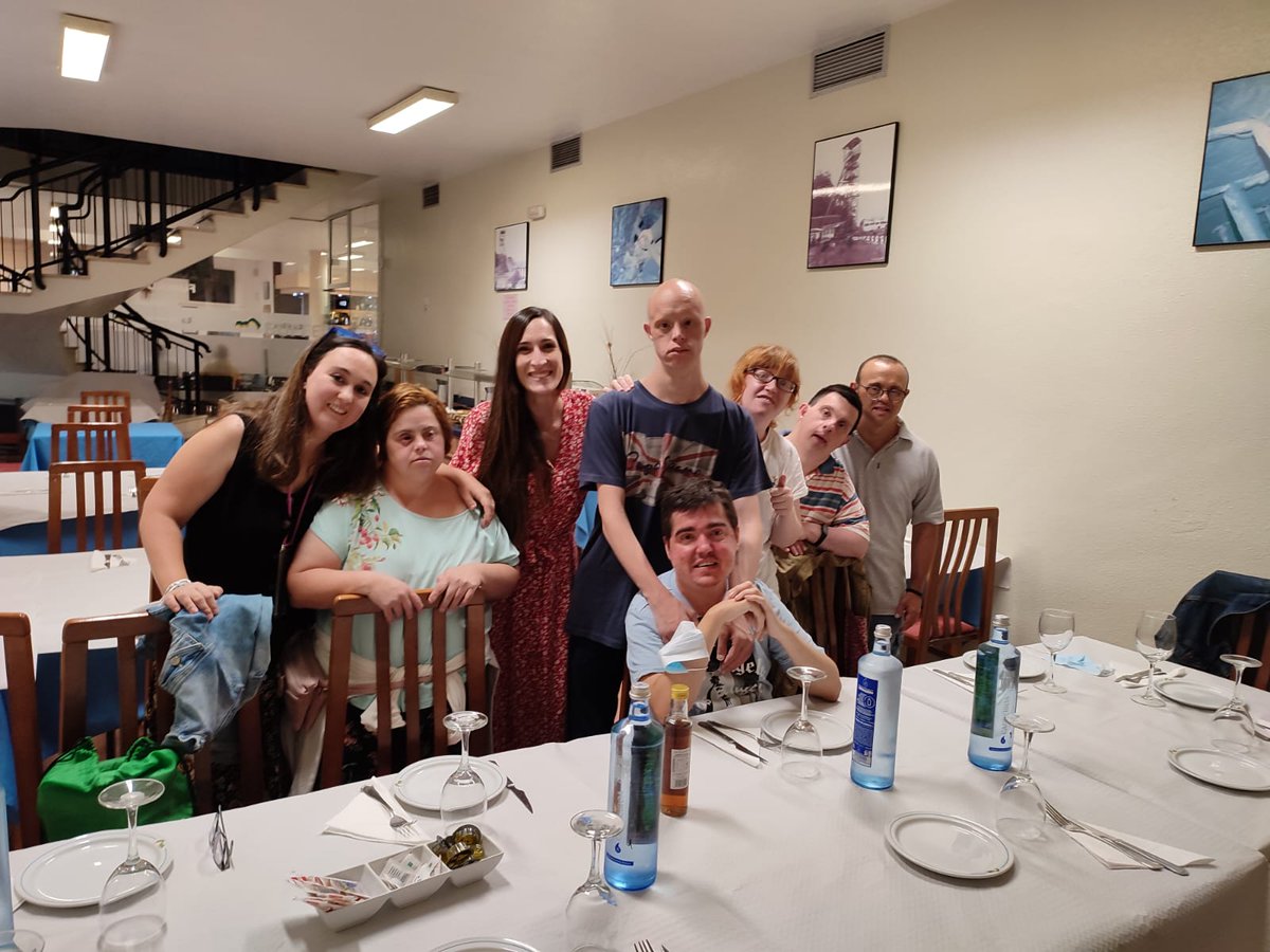 Comenzamos nuestro viaje a los Alcázares llenos de ilusión, con ganas de compartir momentos con amigos. Después de un largo viaje terminamos el día con una rica cena y un paseo por los alrededores.