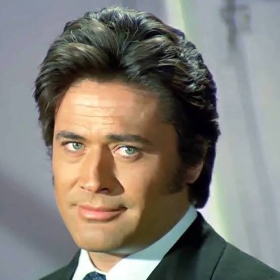 Çocukluğumuzdan ve gençliğimizden kocaman bir parça kopararak gitti.
Güle güle #CüneytArkın