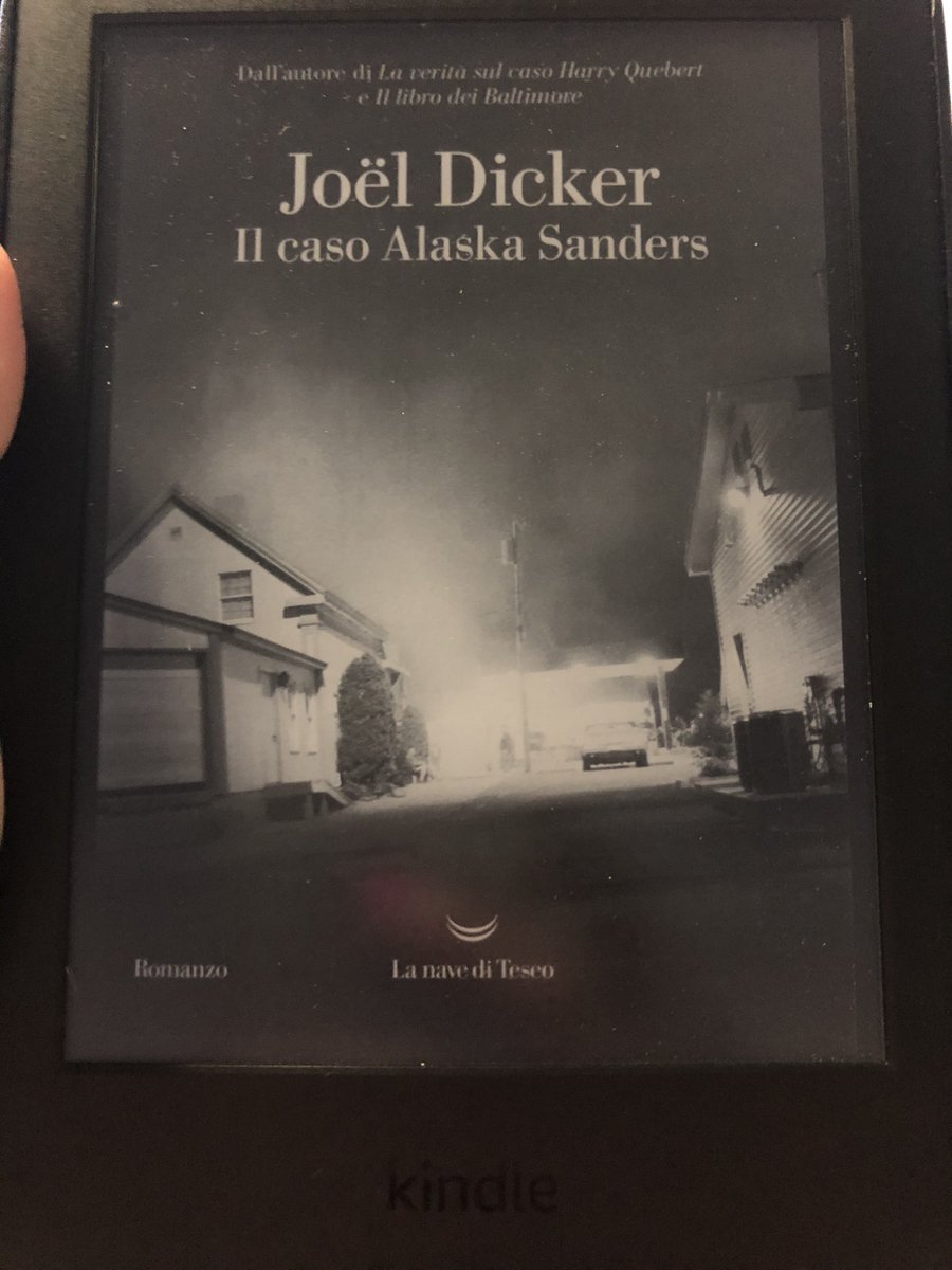 Pronta per la lettura. Affronto così i treni soppressi o in ritardo. 💪 #joeldicker #ilcasoalaskasanders