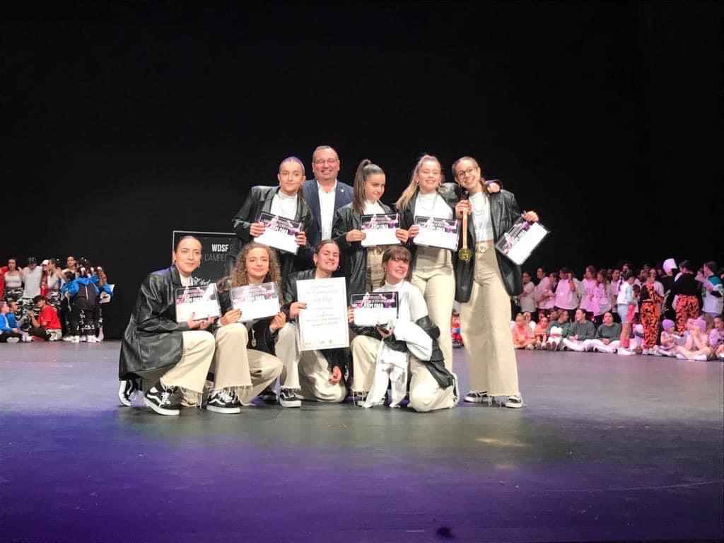 ponteareas_gal's tweet photo. 👏👏 Moitísimos parabéns ás ponteareás Noa e Zoe García e a todo o grupo de baile #Firefeathers da Escuela de Danza #StarDance, 🏆 campioas de España de #HipHop na categoría junior.
🙌 O voso esforzo e a vosa paixón sobre o escenario teñen unha máis que merecida recompensa! https://t.co/kU0pCAQtSn