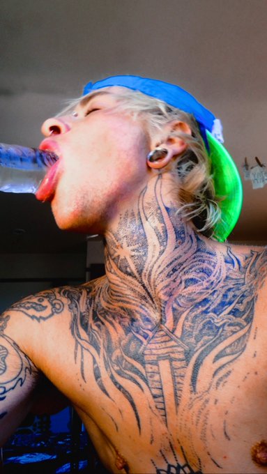1 pic. Boy // Hole https://t.co/InfVFSi7Tg