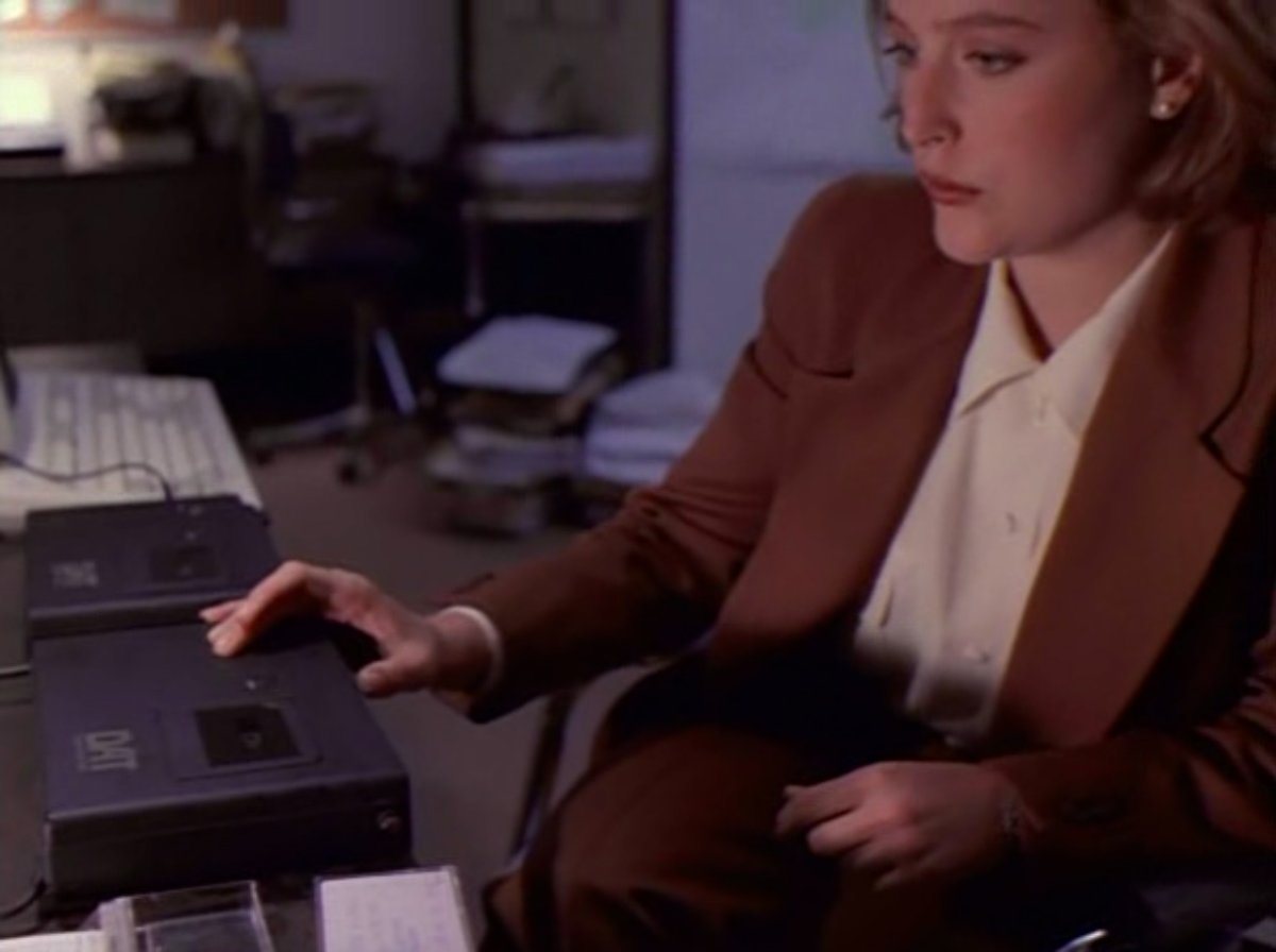 museumsound's tweet photo. FBI Special Agent Dr Dana Scully, MD (Gillian Anderson) uses two DAT decks to listen to a mountain of digital audio tapes at FBI Headquarters in Washington, DC in Season 1, episode 7 of The X-Files, "Ghost in the Machine" (29 Oct 1993)
#DAT #digitalaudiotape #Scully #TheXFiles https://t.co/qFCGgAkxxn
