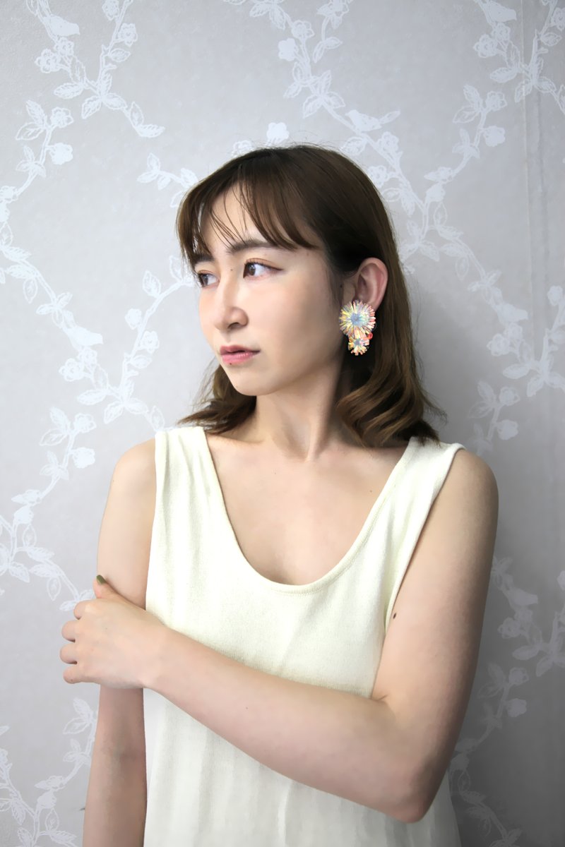 @fransowa_company さんのPVCフラワーイヤリング／ピアス。

ドレッシーなスタイルやミニマルないでたちにぴったりなホワイト。

ポップな印象のフランソワ☆カンパニーさんですが一転して、
女性の柔らかさを引き立てていますね。

この意外性と懐の深さも魅力の一つです。

モデル
@negirei314