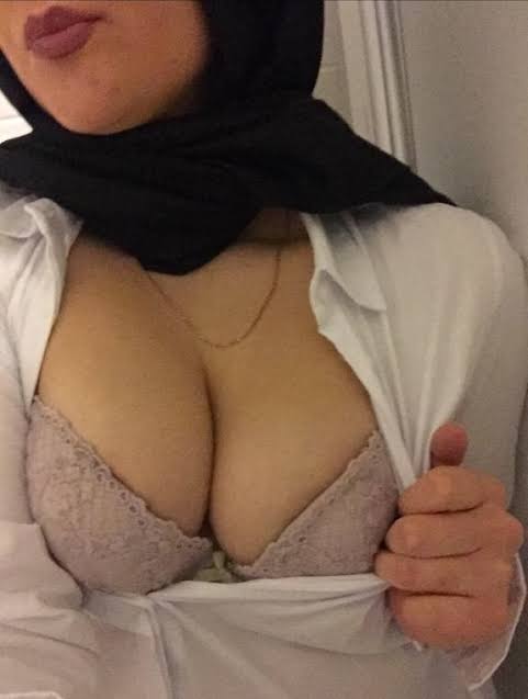 İş yerinin tuvaletinden hepinize günaydın aşkım yokmu göğüslerimin arasına verecek.