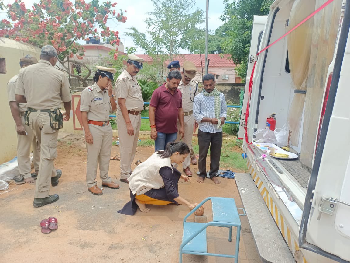 sagarika_nath's tweet image. Who all can donate blood?
1. 18 to 65 age bracket
2. No pre-existing disease
3. Both men and women
4. Weighing at least 50kgs
5. Healthy haemoglobin count

Come join us, #donateblood &amp;amp; #SaveLife. Give someone a second chance at life!