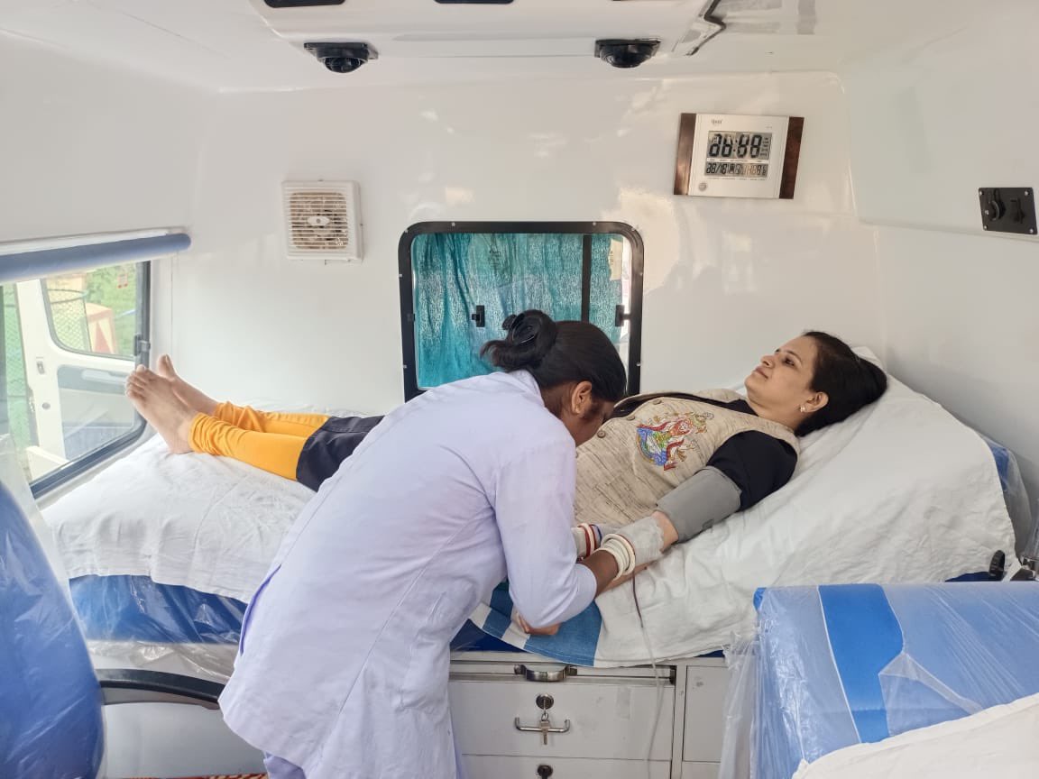 sagarika_nath's tweet image. Who all can donate blood?
1. 18 to 65 age bracket
2. No pre-existing disease
3. Both men and women
4. Weighing at least 50kgs
5. Healthy haemoglobin count

Come join us, #donateblood &amp;amp; #SaveLife. Give someone a second chance at life!