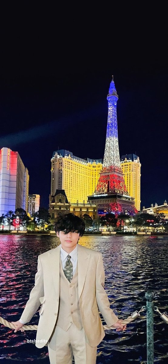 lilmochimitae's tweet photo. Durant des mois j'ai eu cette photo en fond d'écran (la première) et maintenant, c'est réel. Vraiment. Je m'en remet quand ? 😭🙏🤍

#TaehyungInParis 
#TaehyungxCelinePFW 
#BTSARMY https://t.co/cYhC9862kc