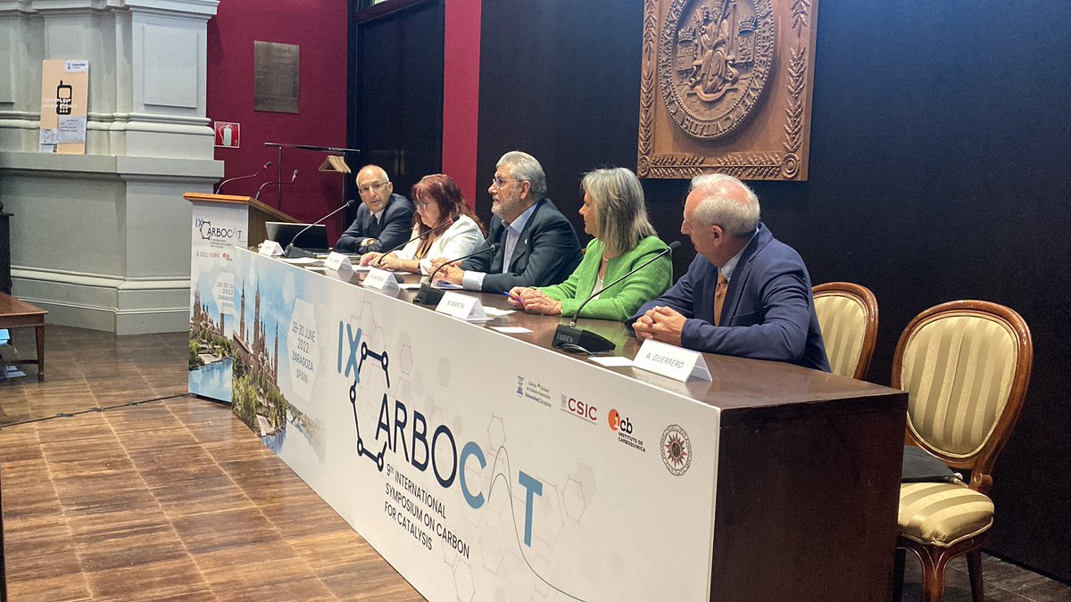 ICB_CSIC's tweet photo. La delegada @AragonCsic #MJLázaro, el rector @unizar #JAMayoral, la vicerrectora @divulgaUNED @uned #RMartin y los profesores #EGBordeje @ICB_CSIC y #AGuerrero @UNED dan la bienvenida a la #IXCarbocat22 https://t.co/l9bwpQszox