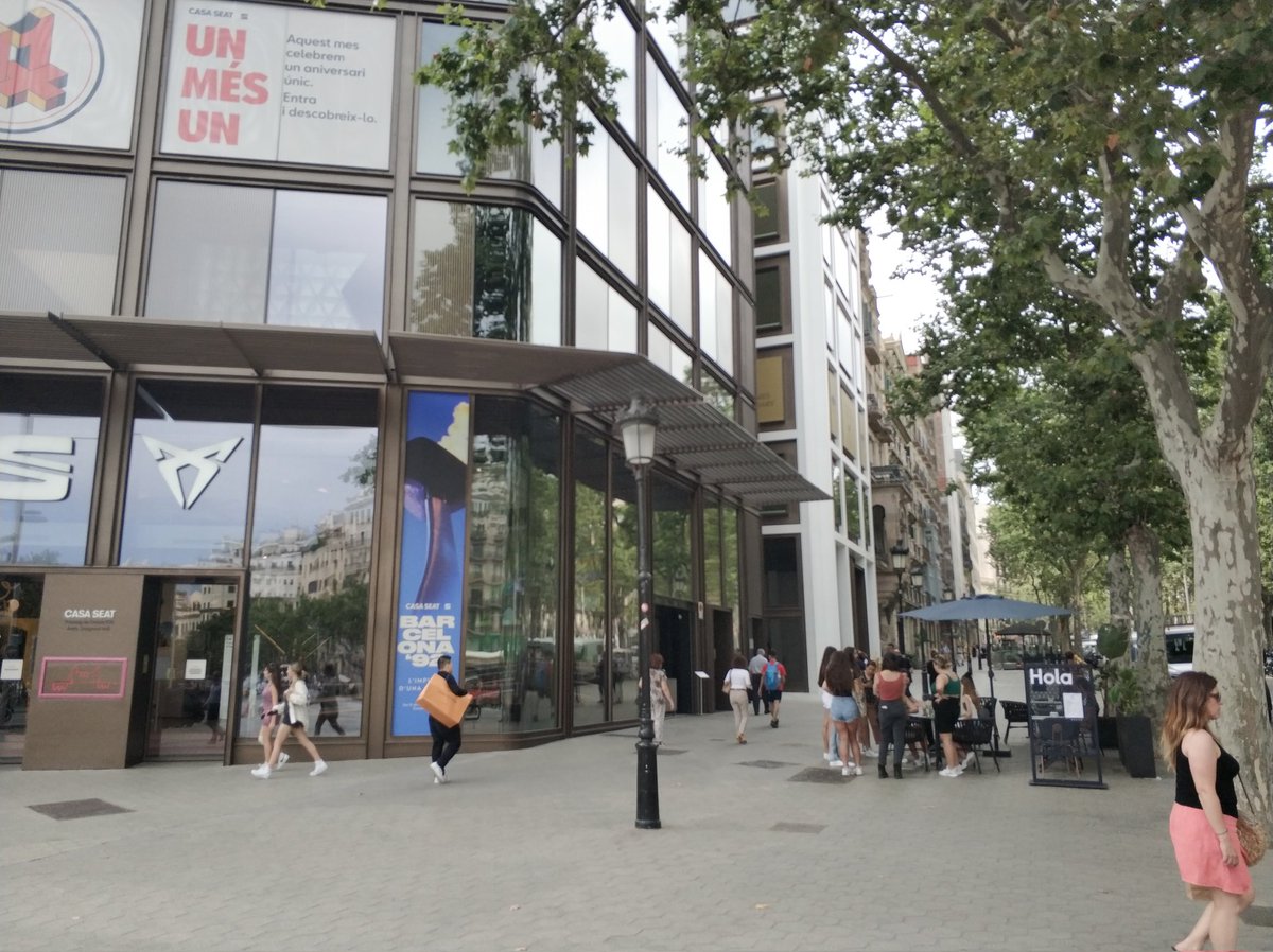 shantytownbcn's tweet photo. BRAVO, ja tenim terrasseta nova de Seat als Jardinets de Gràcia!! Enlloc de reduir el nombre, en posem més... @GraciaCabrejada @graciaonvas @Llibertatcat @La_Directa @btvnoticies @AssBarrisDT @CUPBarcelona #stopturisme #viureenpau @aveinalgracia @tsunamiveinal @VeinatEnPerill https://t.co/i7YmbidXLI