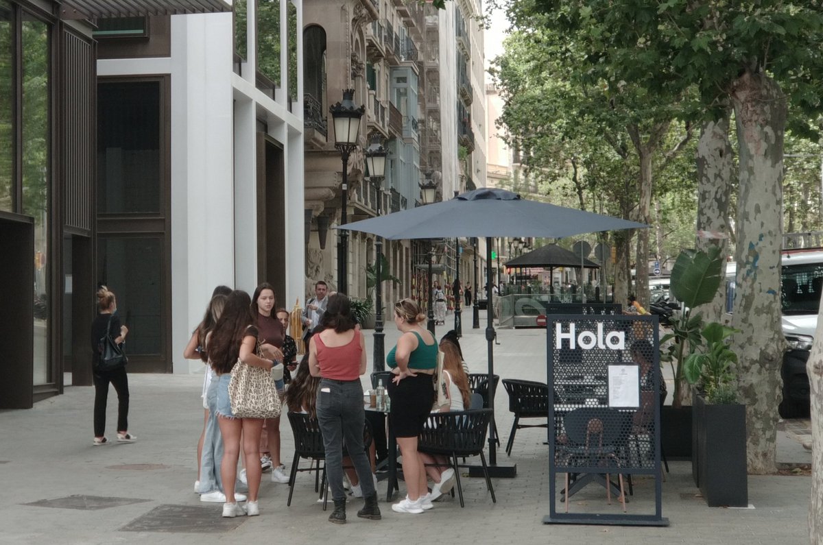 shantytownbcn's tweet photo. BRAVO, ja tenim terrasseta nova de Seat als Jardinets de Gràcia!! Enlloc de reduir el nombre, en posem més... @GraciaCabrejada @graciaonvas @Llibertatcat @La_Directa @btvnoticies @AssBarrisDT @CUPBarcelona #stopturisme #viureenpau @aveinalgracia @tsunamiveinal @VeinatEnPerill https://t.co/i7YmbidXLI