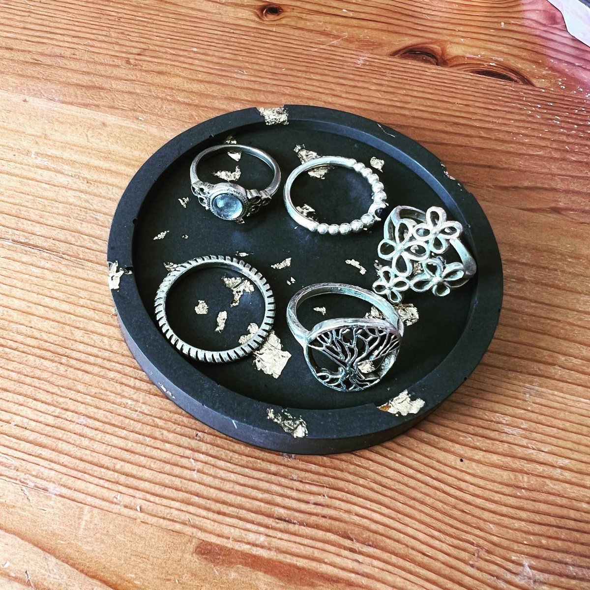 _SLW_98's tweet photo. https://t.co/hfwDfN7Fgn started my own little business selling homemade jesmonite products. If people could like my business page on Facebook through the link I’ll be posting different products I create with prices and will be doing some giveaways soon!x https://t.co/ZWm6EFo1HK