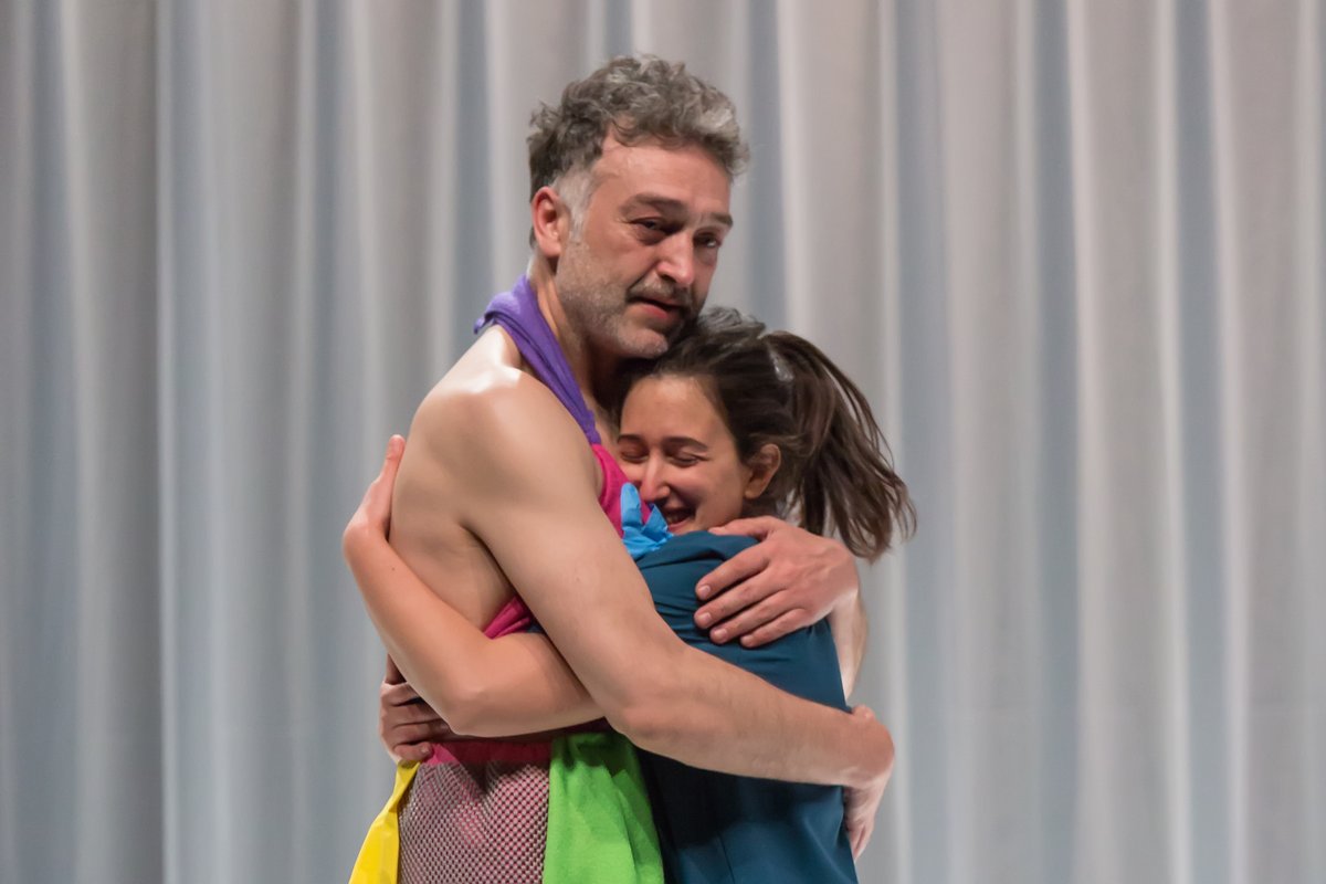 CactusTeatre's tweet photo. Sumem alegries a la feina realitzada amb #LAbraçadadelsCucs 🙌, i és que @caballero_twit està nominat a "Millor interpretació masculina de #Teatre" als #PremisAAPV✨per ella.
Podreu seguir la gala en directe este 30/06 en @apunt_media 📺 (22:30h)
Sort company! 💪
#premisAAPV22 https://t.co/CPKvY06DPm