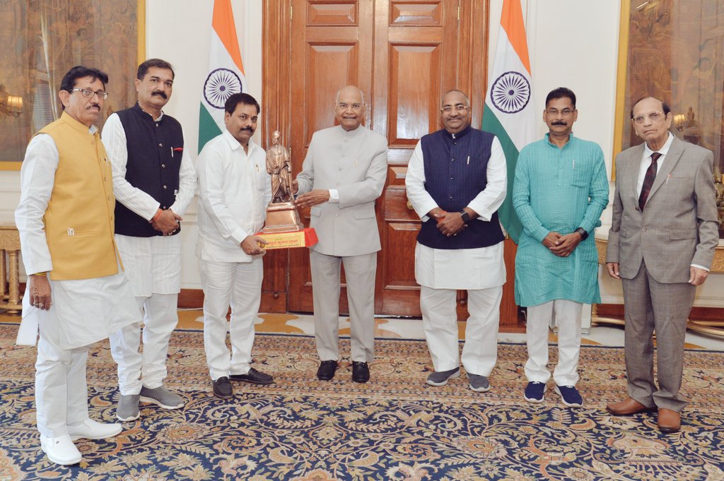Atul4nation's tweet photo. अखिल भारतीय गहाई वैश्य महासभा प्रतिनिधि मंडल के साथ देश के महामहिम राष्ट्रपति श्री राम नाथ कोविंद जी से राष्ट्रपति भवन में पुनः मिलने का शुभ अवसर प्राप्त हुआ,

अपना कीमती समय देने के लिए @rashtrapatibhvn का हृदय से आभार 🙏

#PresidentOfIndia 
#RashtrapatiBhavan https://t.co/TZfRkdddfR