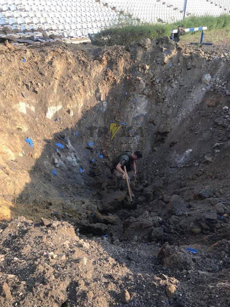 Meduselchen's tweet photo. "Hochpräzise" russische Raketen haben ein Stadion in #Mykolaiv #Mykolajiw "entnazifiziert". #Ukraine #UkraineKrieg https://t.co/0qCFRiIo9N