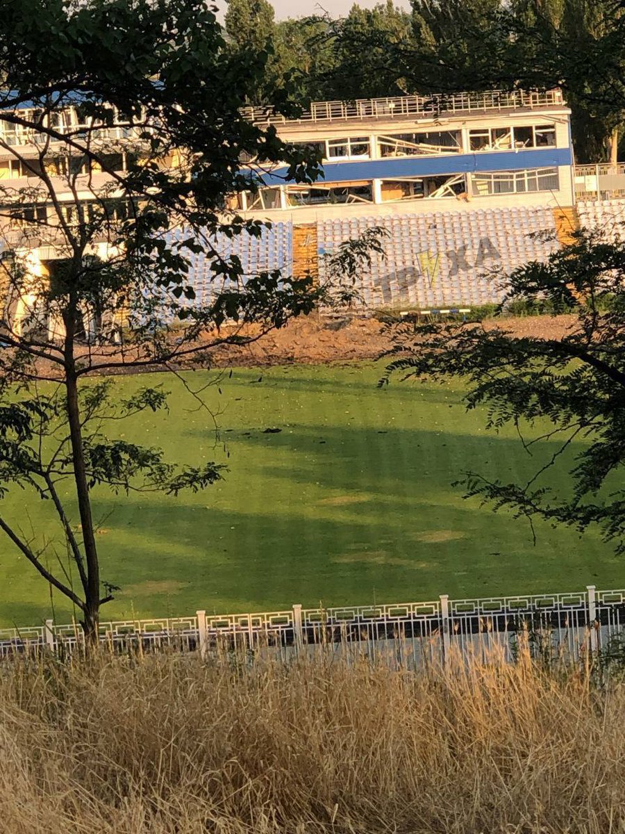 Meduselchen's tweet photo. "Hochpräzise" russische Raketen haben ein Stadion in #Mykolaiv #Mykolajiw "entnazifiziert". #Ukraine #UkraineKrieg https://t.co/0qCFRiIo9N