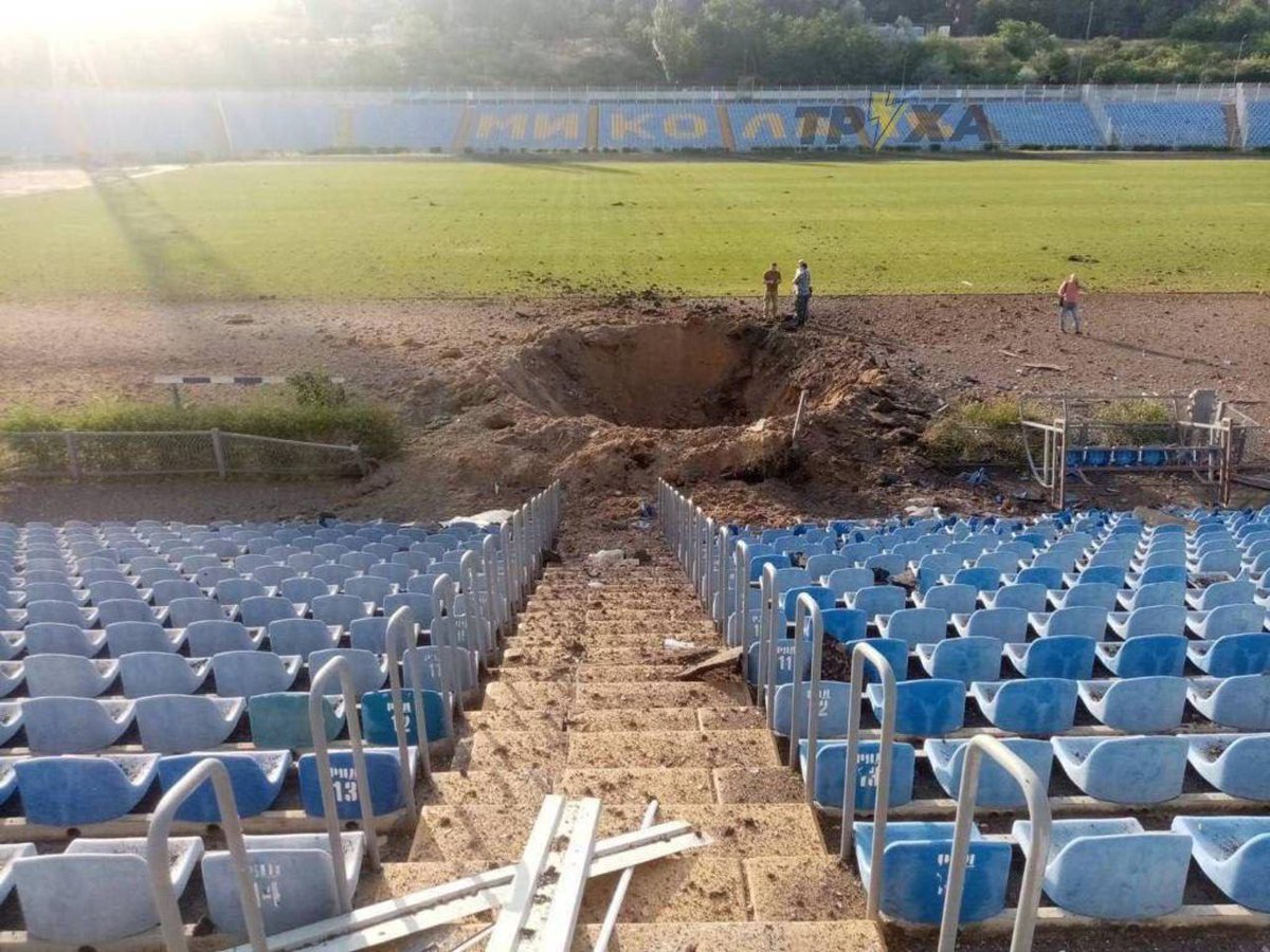 Meduselchen's tweet photo. "Hochpräzise" russische Raketen haben ein Stadion in #Mykolaiv #Mykolajiw "entnazifiziert". #Ukraine #UkraineKrieg https://t.co/0qCFRiIo9N