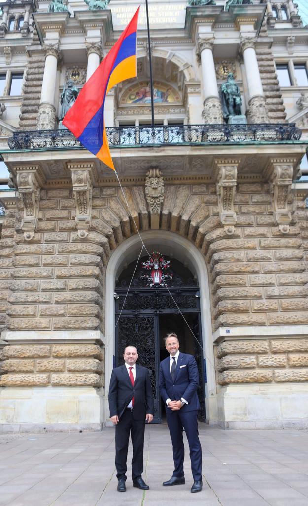 armembgermany's tweet photo. Am 27. Juni 2022 besuchte der Botschafter🇦🇲in🇩🇪Viktor #Yengibaryan #Hamburg. Botschafter traf Leiter der #DESY Prof. #Dosch. Im Anschluss folgte Antrittsbesuch ins #Hamburger #Rathaus, wo die Staatsrätin und Bevollmächtigte beim Bund #Almut #Möller begrüßte den Botschafter. https://t.co/PqmpzDHQCo