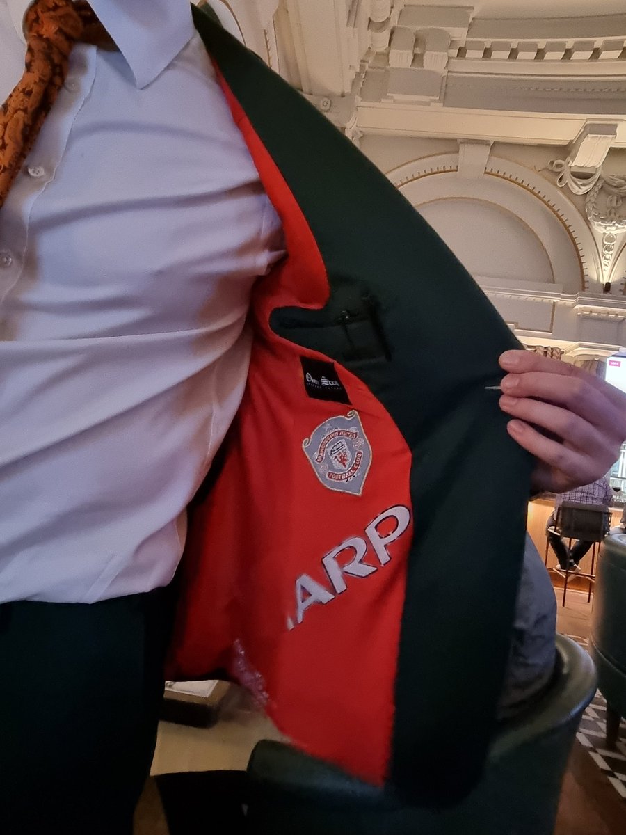 ThomHetheringto's tweet photo. Okay so Dan, the Sommelier at @bullandbearmcr, had his old United shirts turned into the lining of his suit jacket and it might just be tailoring genius. https://t.co/35YD2AuNYR