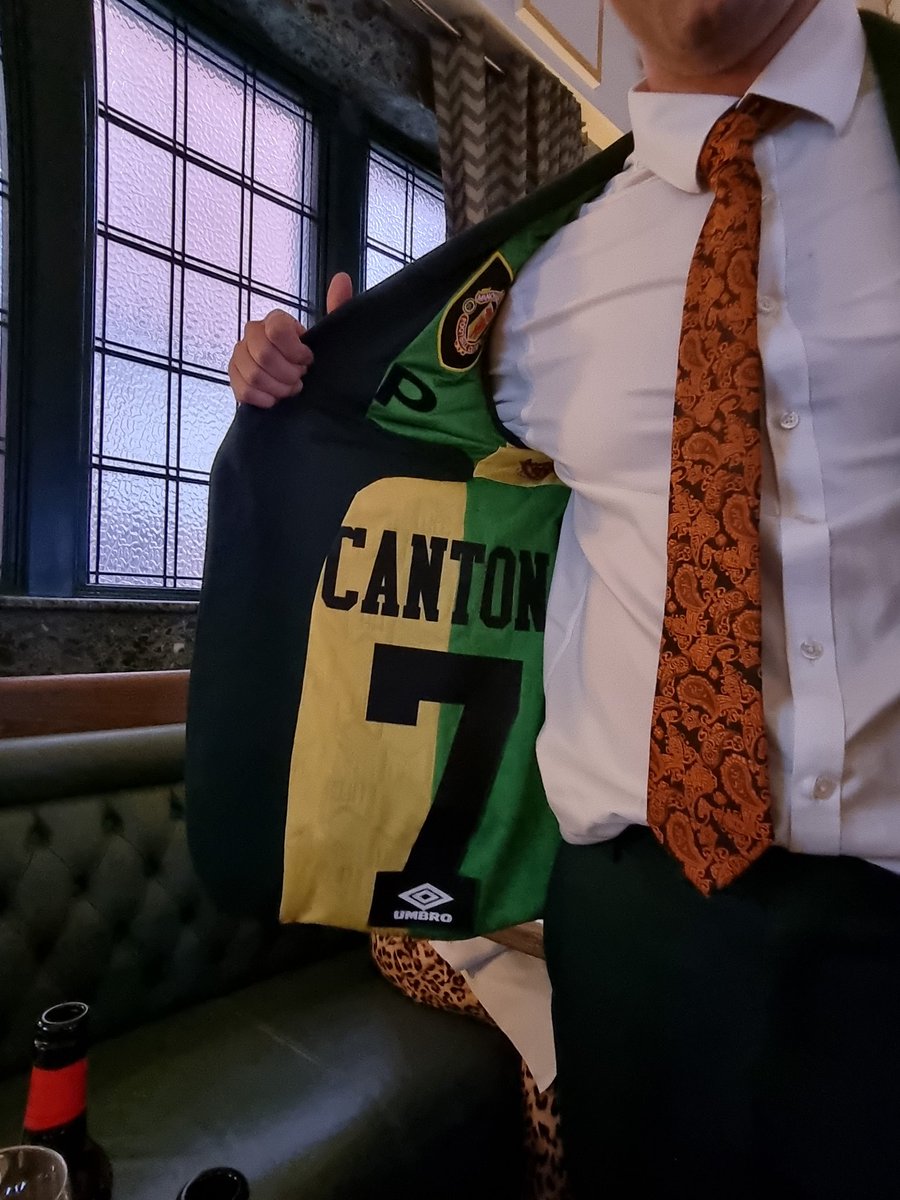 ThomHetheringto's tweet photo. Okay so Dan, the Sommelier at @bullandbearmcr, had his old United shirts turned into the lining of his suit jacket and it might just be tailoring genius. https://t.co/35YD2AuNYR