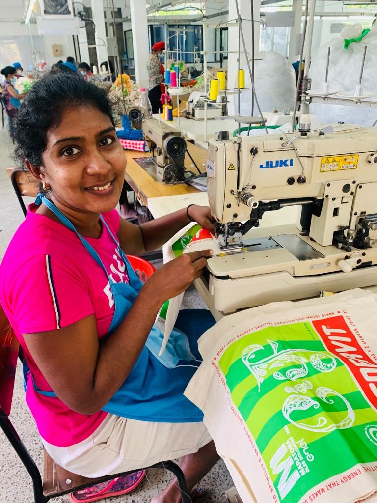 ciclopericoloso's tweet photo. domenica sarò a fare la mia tredicesima @mdolomites @EnervitSport ha studiato una sacca lavorata a mano, da donne e uomini di #Selyn, cooperativa attiva dal 91 in Sri Lanka per dare aiuto sanitario e lavoro ai suoi 1.000 artigiani. Giulan! #mdd35 https://t.co/c197ldUoWY