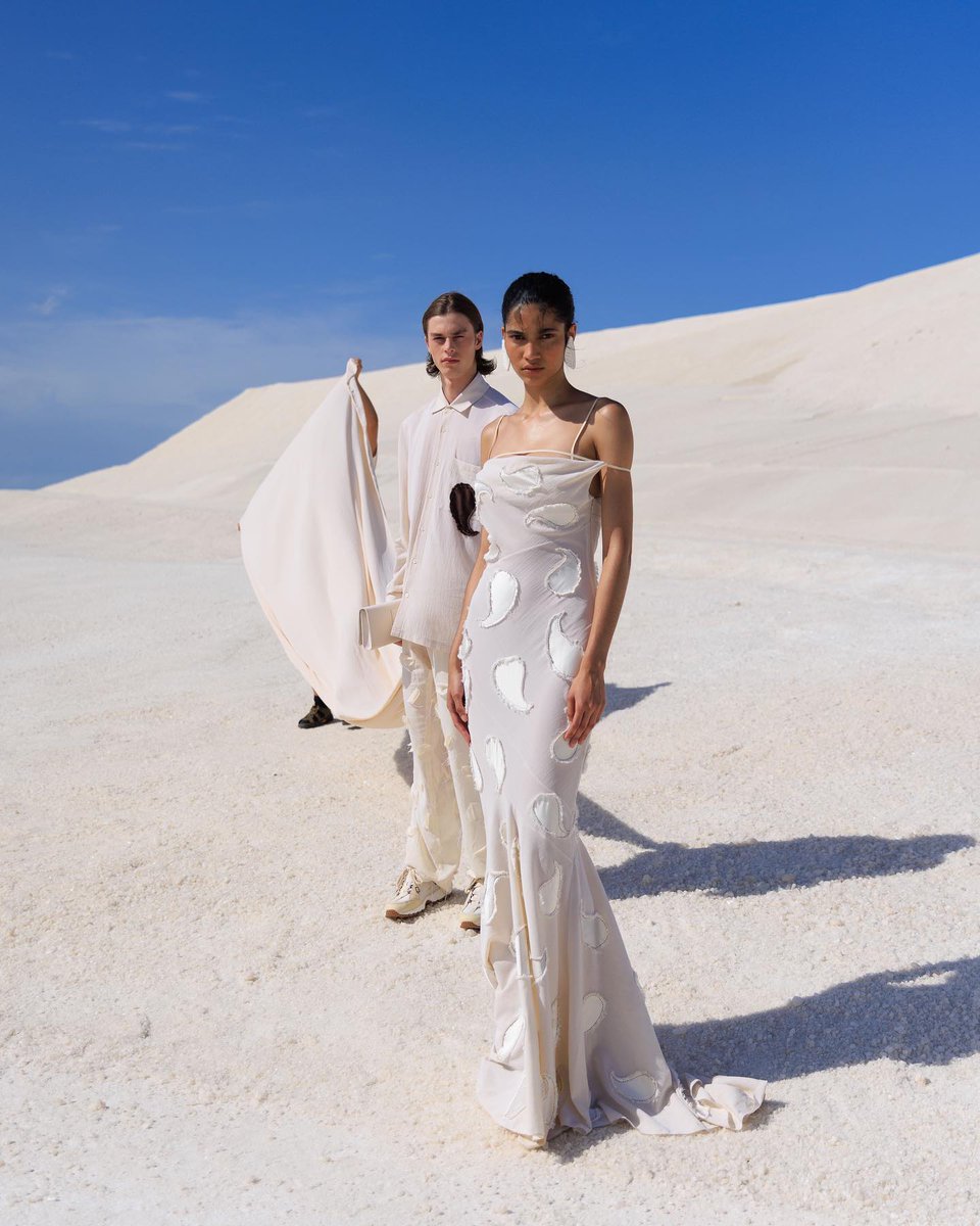 viewsfrance's tweet photo. Jacquemus présente sa nouvelle collection "La Papier" sur un champ de sel entièrement blanc ✨ https://t.co/AGdE60zV0s