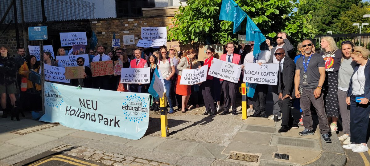 Picket line at Holland Park. Day 10 strike against absorption into an unaccountable, no local roots big academy chain. They stand strong a Privilege to speak to them <a href="/DanielKebedeNEU/">Daniel Kebede</a> <a href="/NEULondon/">NEULondon</a> <a href="/cyclingkev/">Kevin Courtney</a> <a href="/HPSParent/">Mrs A</a>