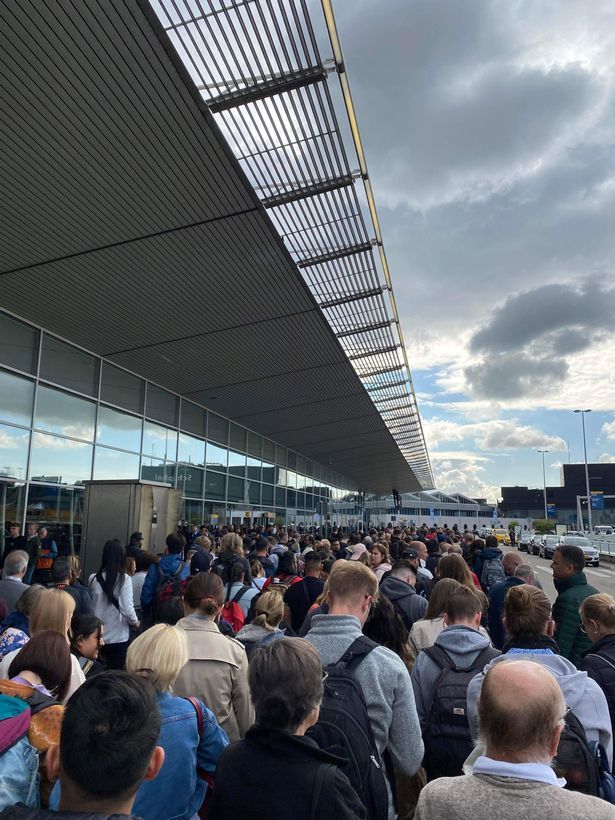 rob_viana's tweet photo. @gideon_long @gideon_long even better, share some of those great hard-working workforces from @Colombia  with @Schiphol in the Netherlands #schipholchaos #schipholairport  #Netherlands https://t.co/7AnW4dGjaZ