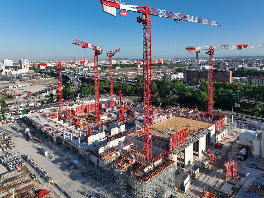 Bouygues_BatIDF's tweet photo. [#EnDirectDesChantiers] 🏗️ Survolez le chantier de l'#Arena Porte de La Chapelle ! Dessinés par @scauarchi et #NP2F pour la Ville de @Paris, les travaux se poursuivent avec nos équipes et leurs partenaires ⤵️ https://t.co/TKZAPGSvxD