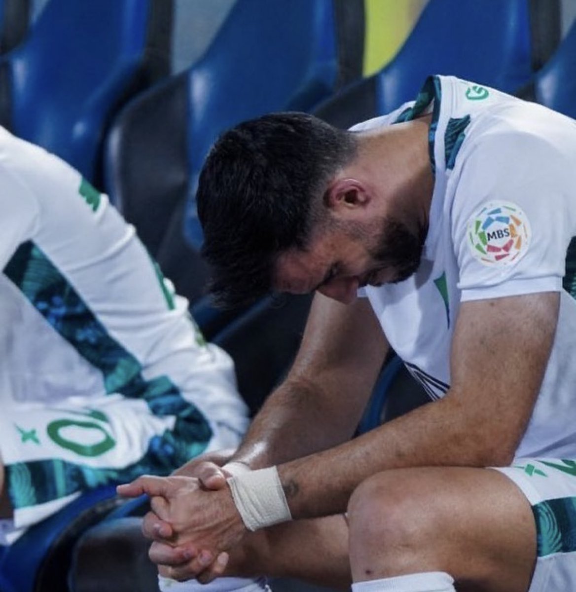 مسيرة بدأت بالبطولات والارقام التاريخيه وانتهت بفشل ذريع كواحد من اسوء لاعبي الفريق الهابط الى الدرجة الاولى.

ليش يا عمر مسحت كل شي جميل كتبته 😔