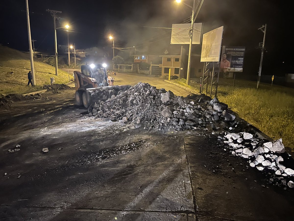 Fuerte operativo desplegamos hoy con la <a href="/GOBERCANAR/">Gobernación Cañar</a> <a href="/PoliciaEcuador/">Policía Ecuador</a> <a href="/FFAAECUADOR/">Fuerzas Armadas del Ecuador</a> logramos limpiar varios puntos de la RVE pasando por Azogues, Biblián y Cañar. El compromiso es  mantener corredores de socorro de ambulancias, alimentos combustible y gas #EcuadorDeLasOportunidades