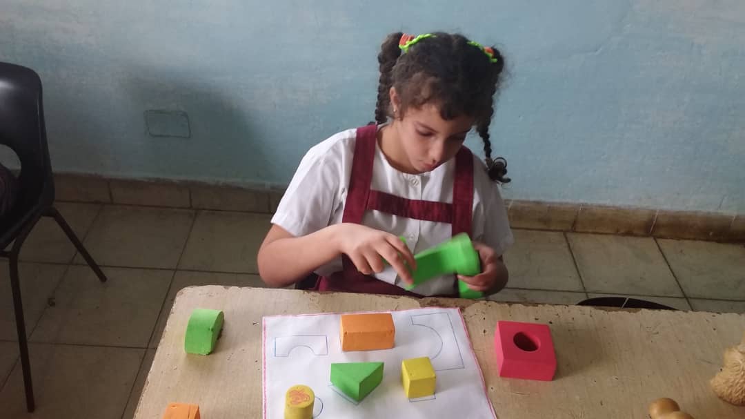 rocioarcesuare2's tweet photo. Se trabaja la percepción de tamaño, forma y color con alumnos de preparatorio. #SíSePuede #CubaMined #CubaEduca #educadoresplaceteños #EducaciónVillaClara https://t.co/bxN7ccNgtn