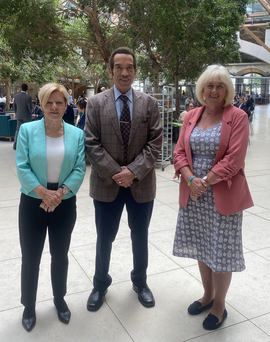 Real honour for @WhitchurchGirl and me to welcome former President of Botswana, Ian Khama, to Parliament this afternoon 🇧🇼