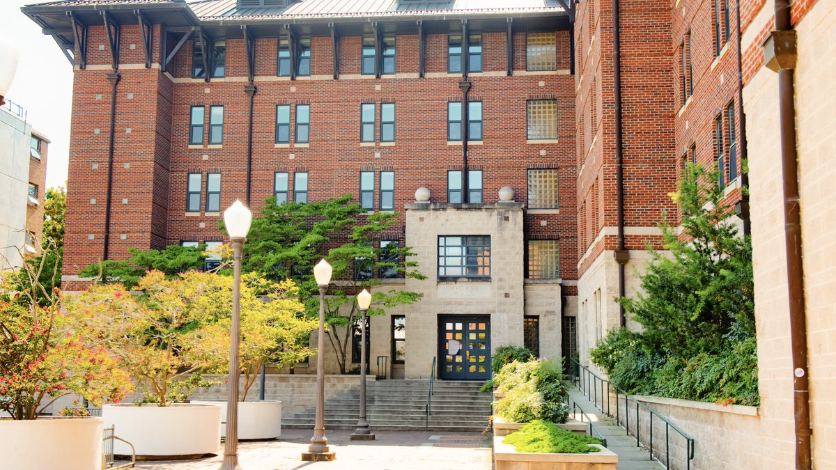 🏢 Tour Tuesday: Holmes and McCabe halls
Holmes and McCabe halls are co-ed first-year residence halls in West Campus.
Here’s what you need to know about them. ⬇️