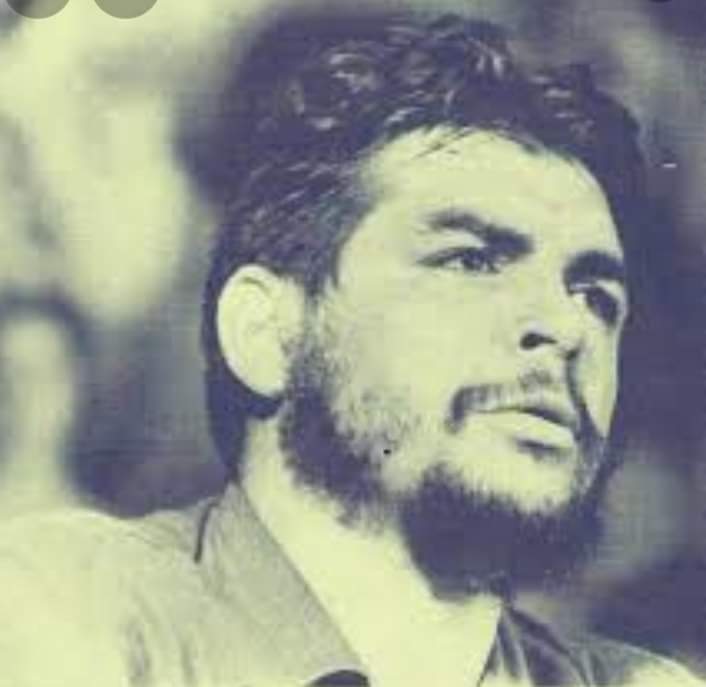 kaessandihaqa's tweet image. يقول الثائر تشي جيفارا :

كلهم كاذبون يا رفيقي ..
لا المطرب العاطفي عاشق ..
و لا المذيع المتحمس يحب وطنه ..
و لا رجل الدين يعرف الله ..