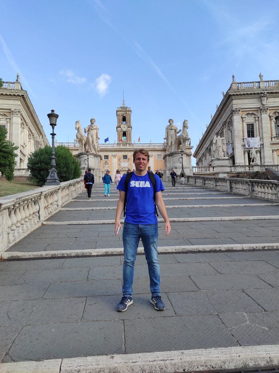 viajandoestamos's tweet photo. El acceso más espectacular a la Piazza del Campidoglio es a través de esta elegante escalera. Diseñado por Miguel Ángel, fue construido con escalones anchos y poco profundos para permitir montar a caballo hasta la plaza 🏇🏼
#travel #italia #roma #cordonata https://t.co/YSEtvRGCJW