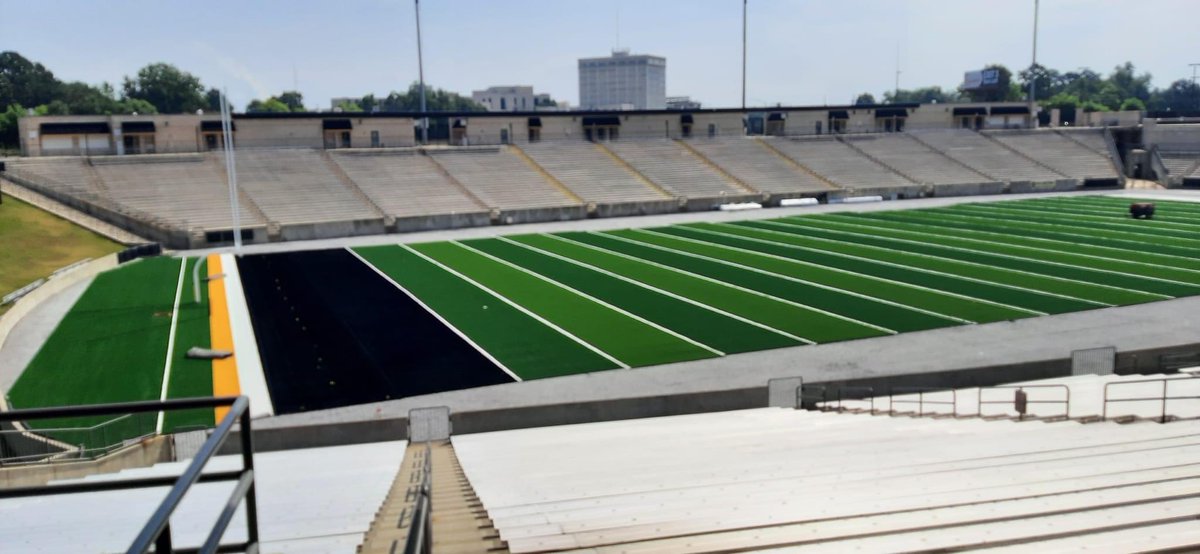 erob50's tweet image. Almost ready! 👀🏈😁