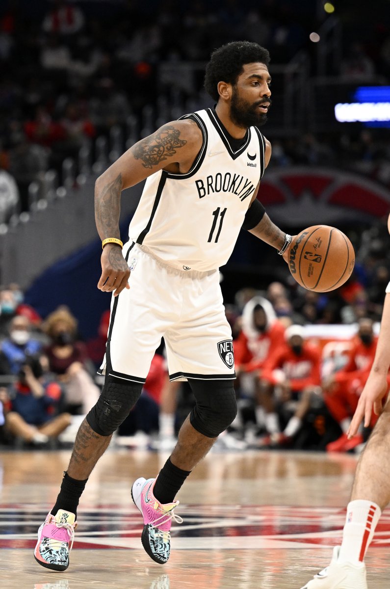 BleacherReport's tweet photo. "High-ranking people" believe Kyrie to the Lakers is not off the table after heavy mutual interest, per @WindhorstESPN https://t.co/KjsZhChBFY