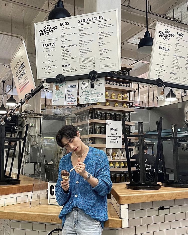 blue suits him so much #아이엠