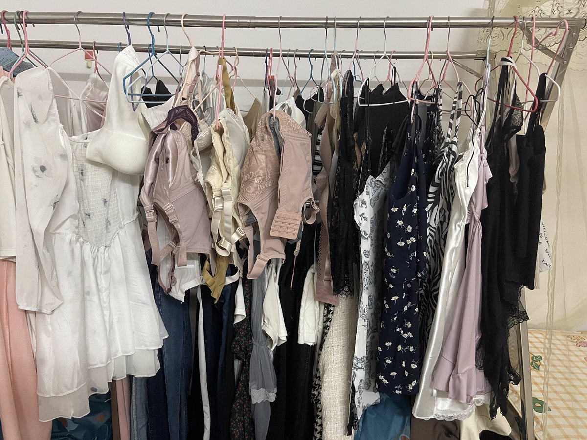 女生的冰山一角呀 衣服太多了……