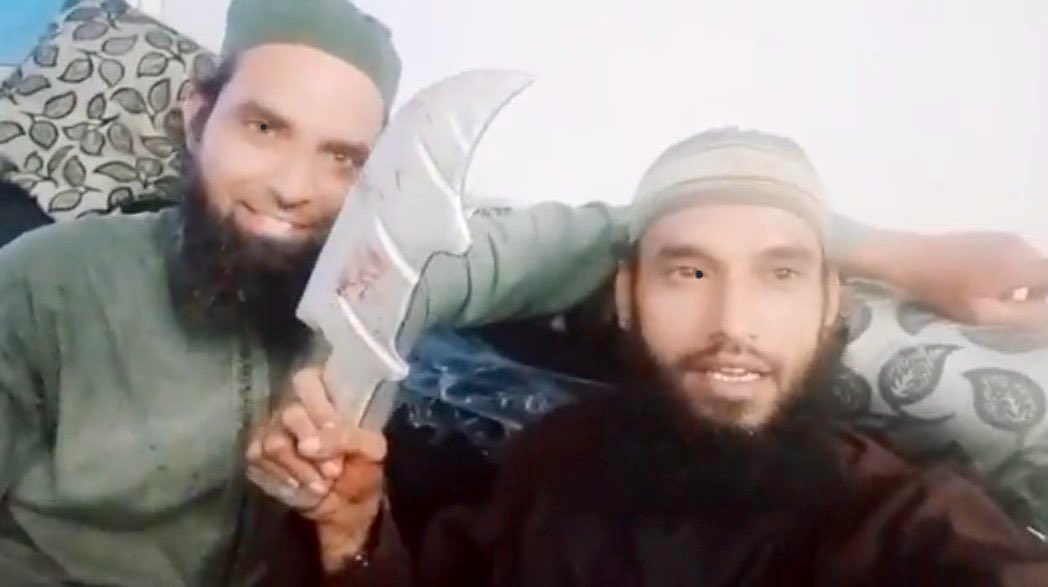 shubhankrmishra's tweet image. ये ‘राक्षस’ है।

नूपुर शर्मा का समर्थन और तस्वीर लगाने वाले एक व्यक्ति की इन जानवरों ने हत्या कर दी।

इन जानवरों ने वीडियो बनाया और फिर PM की हत्या की भी धमकी दी। हत्या का वीडियो रूह कंपाने वाला है।और ये जानवर गर्व ये मुस्कुरा रहे।

थू है इन जैसों और इस तरह की सोच रखने वालों पर।