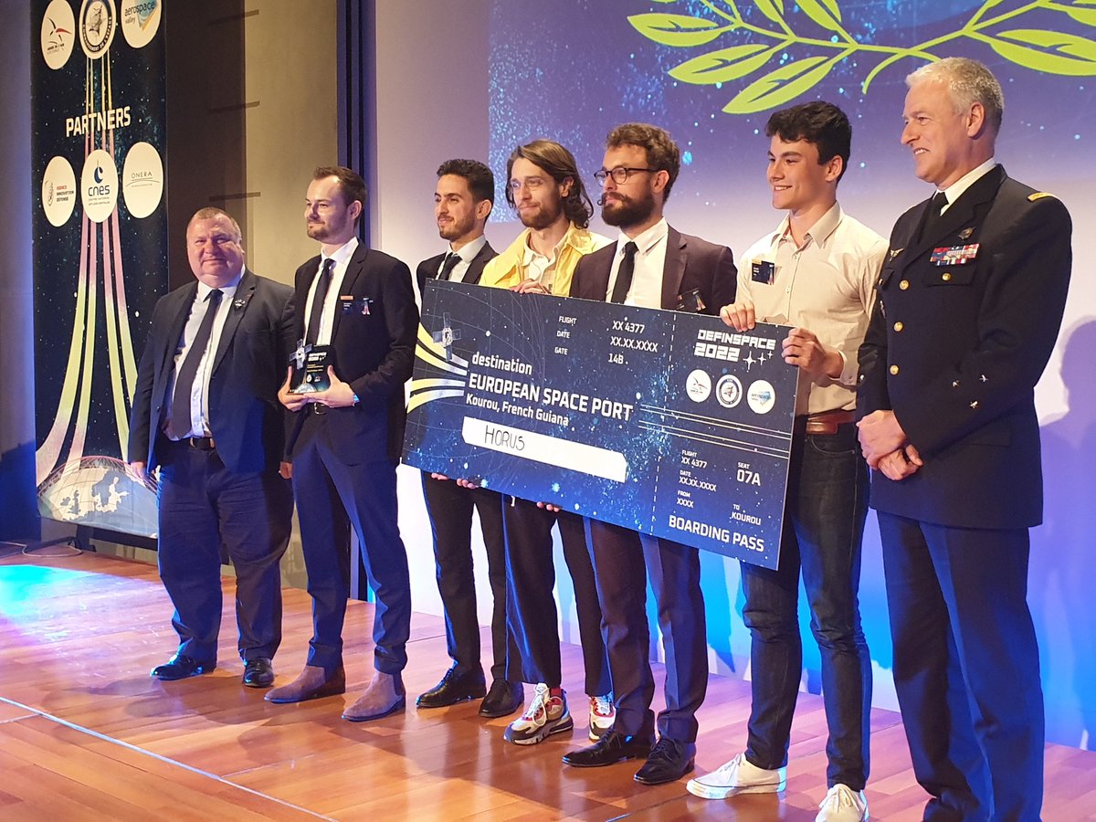 Agence_ID's tweet photo. Félicitations aux deux équipes gagnantes de #DefInSpace2022 !
🥇challenge technique : HORUS Paris
🥇challenge génétique : FOREST Paris
Merci à tous les participants d'avoir proposé leur projet d'#innovation pour répondre aux enjeux de #défense et de #sécurité dans l'#espace🚀 https://t.co/4evdYi8nDl