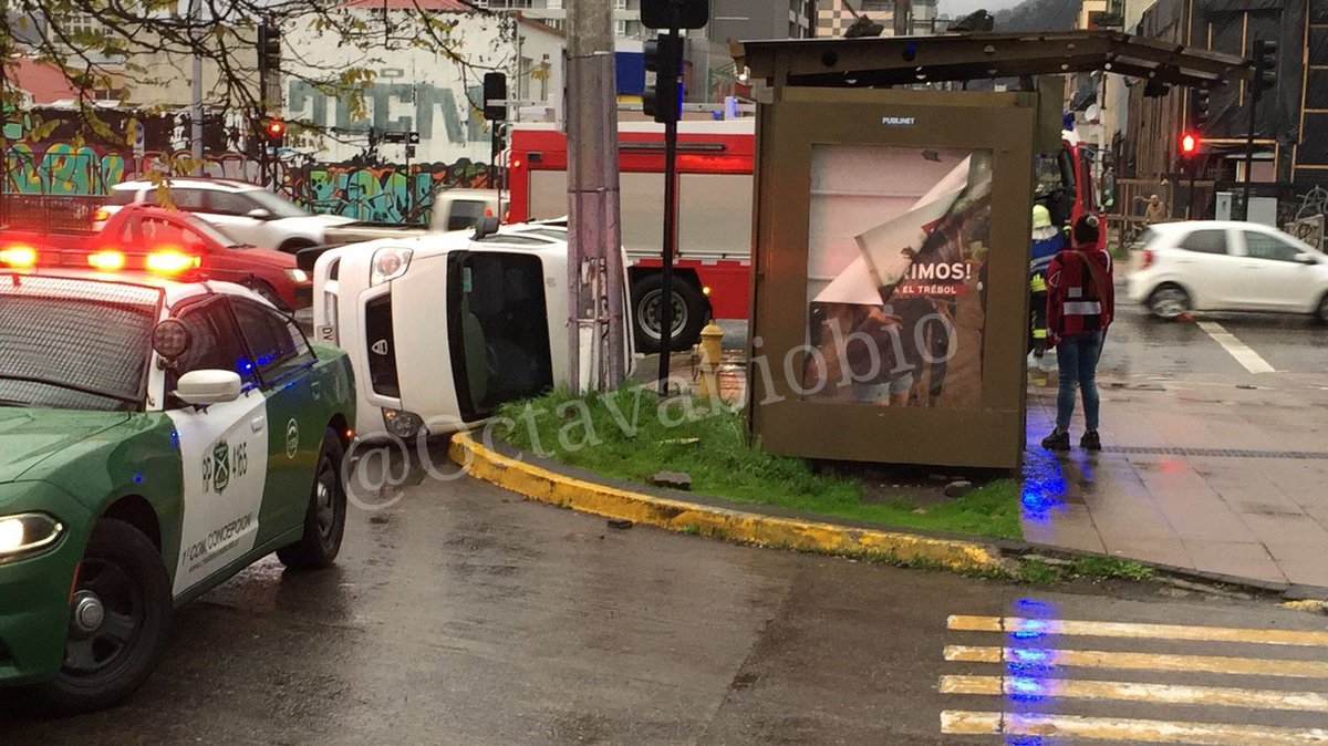 OctavaBioBio's tweet photo. 🟠HACE INSTANTES | #CONCEPCION
2 Vehículos colisionaron hace instantes en calle Tucapel esquina Av. Los Carrera, tras el impacto uno de los móviles volcó generando congestión vehicular. Equipos de emergencia trabajan en el lugar. #OCTAVABIOBIO📸M.A. https://t.co/qgm6U9bEiD