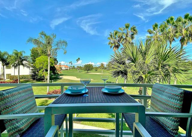 ResortRentalsUS's tweet photo. ☀️ 🏖️ Looking for the perfect Florida beach vacation? Relax and escape the crowds at Vista Verde 236. A charming 2-bedroom 2-bath condo that sleeps 6. Learn more at: https://t.co/REohsbXMbI #ResortRentals #TheUltimateRandR #July4thHolidayWeekend #July4Getaways #StPeteFl https://t.co/8x8xYpoBic